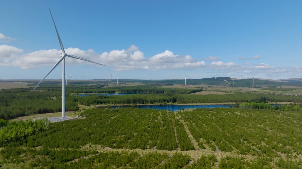 Amazon lidera en energía limpia global con más de 600 proyectos
