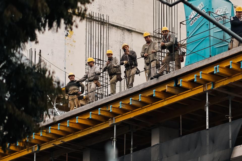 ARGENTINA: El sector de la construcción argentina denuncia crisis por paralización de obras públicas