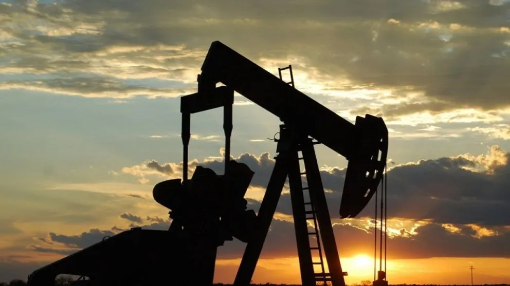 La Agencia Energética de EEUU pronostica caída en los precios del petróleo y ajuste en la producción