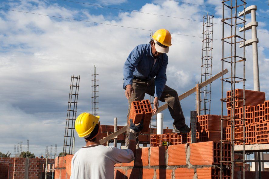 Histórica caída de la construcción en Argentina: Factores y consecuencias